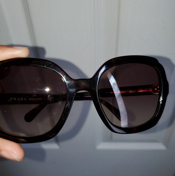 Classy Authentic PRADA SUNGLASSES - Picture 7 of 7